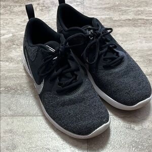 Nike Black and White Sneakers size 8